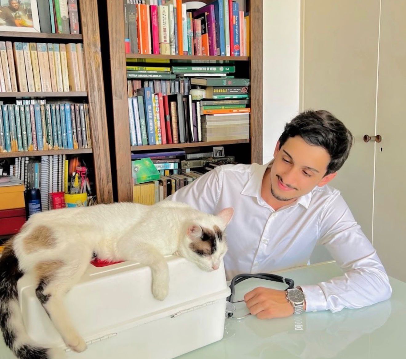 Dr. Pedro Filetti com um gato em atendimento domiciliar
