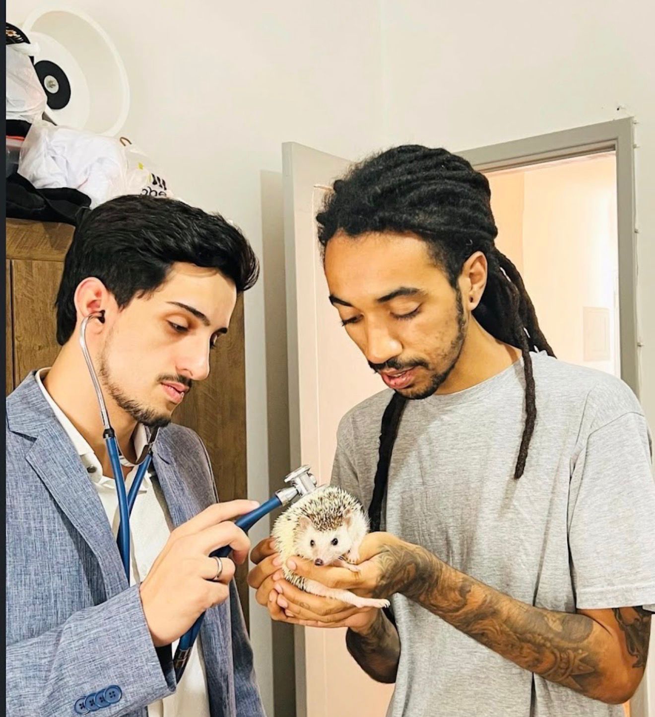 Dr. Pedro Filetti examinando um ouriço junto com o tutor